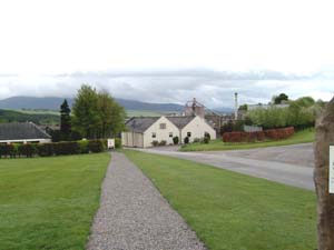 Macallan Destillerie vom Parkplatz aus gesehen, 12kB