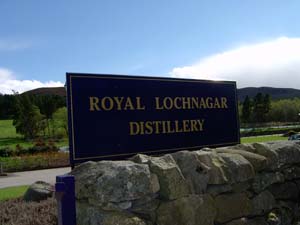 Eingangstafel zur Lochnagar Destillerie, 14kB