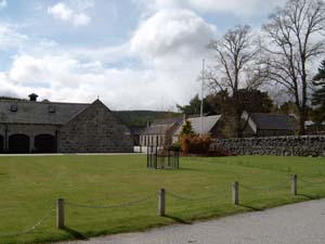 Destillerie aus Sicht des Besucherparkplatzes, 16kB