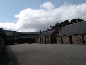 Lochnagar Destillerie Ansicht, 11kB